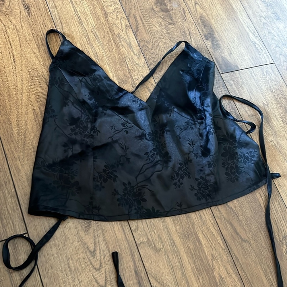 Romwe black soft satin size large top tie back crop top floral design